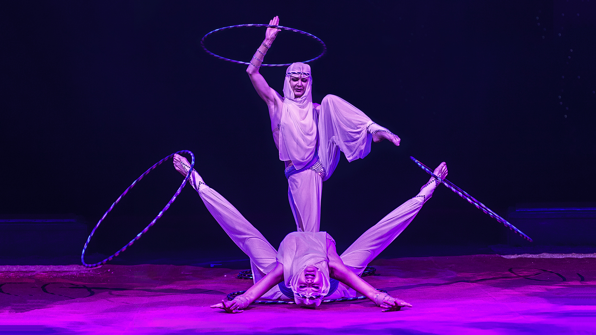 Yelena Larkina, Hula Hoop, Weltweihnachtscircus Stuttgart 2013.