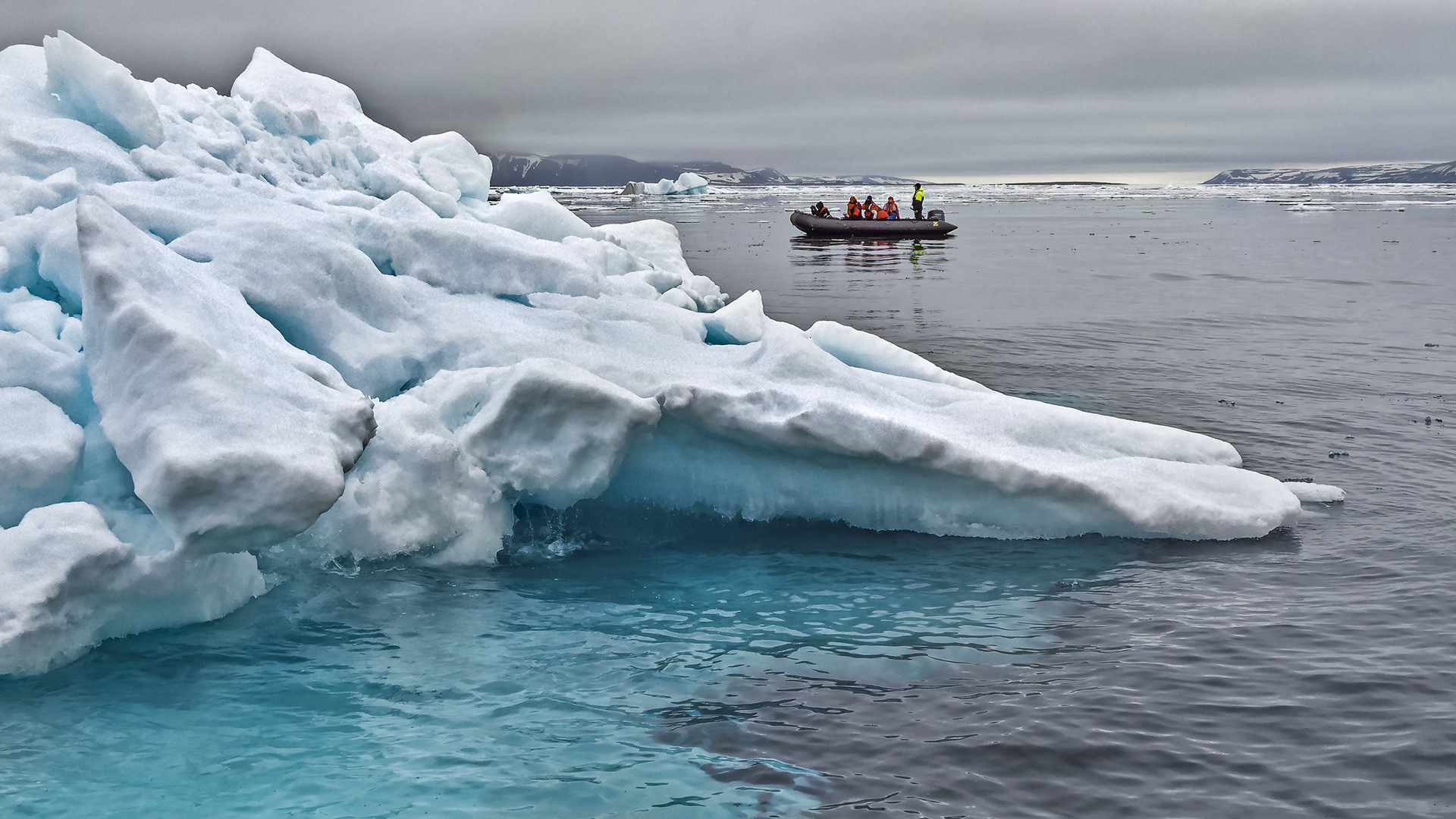 Svalbard: Mit dem Zodiak im Treibeis.