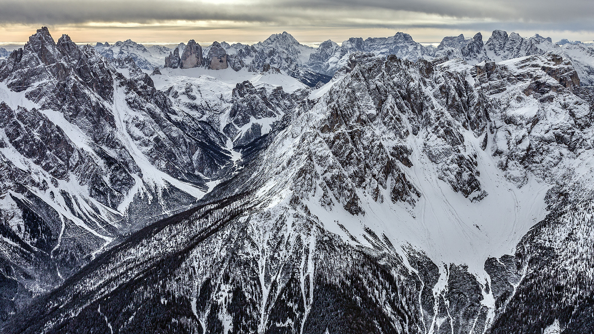Alle berühmten Dolomitengipfel auf der Reihe: Dreischusterspitze, Dreizinnen, Antelao, Sorapiss, Monte Pelmo, Cristallo-Gruppe.