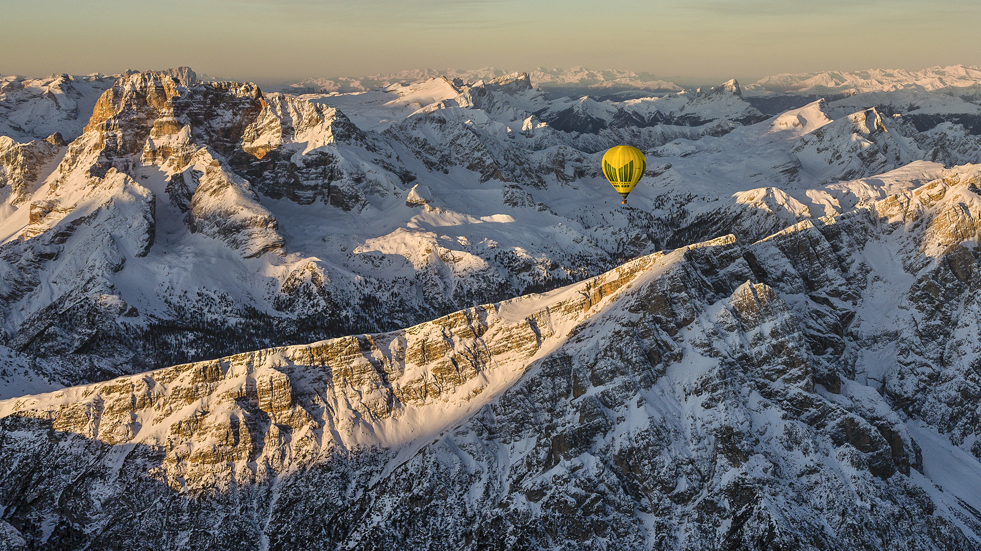 Marktkauf-Pilot Jens Klähn: Konturenfahren gegenüber der Hohen Gaisl, Pragser Dolomiten.