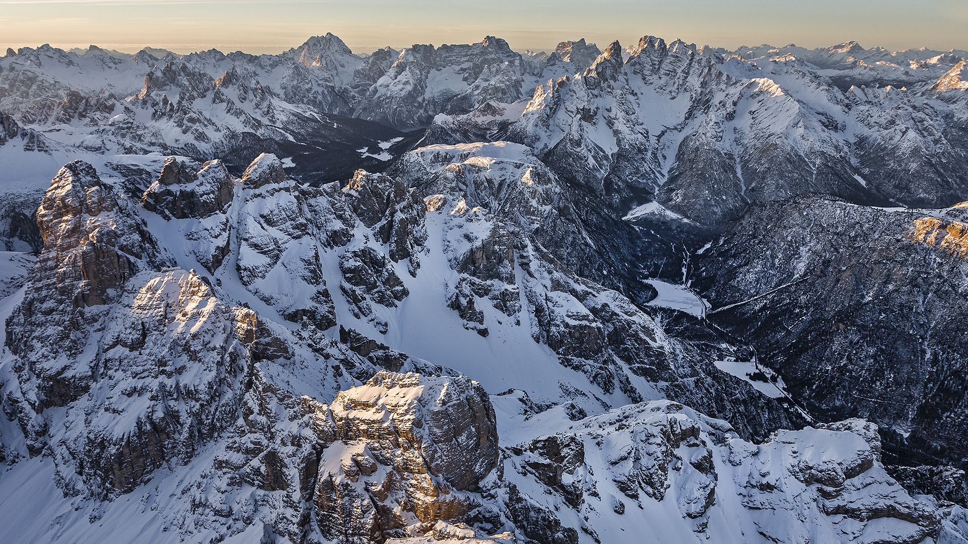 Rückblick zum Dürrensee und die Cristallogruppe. Im Hintergrund Antelao, Sorapiss und Monte Pelmo.