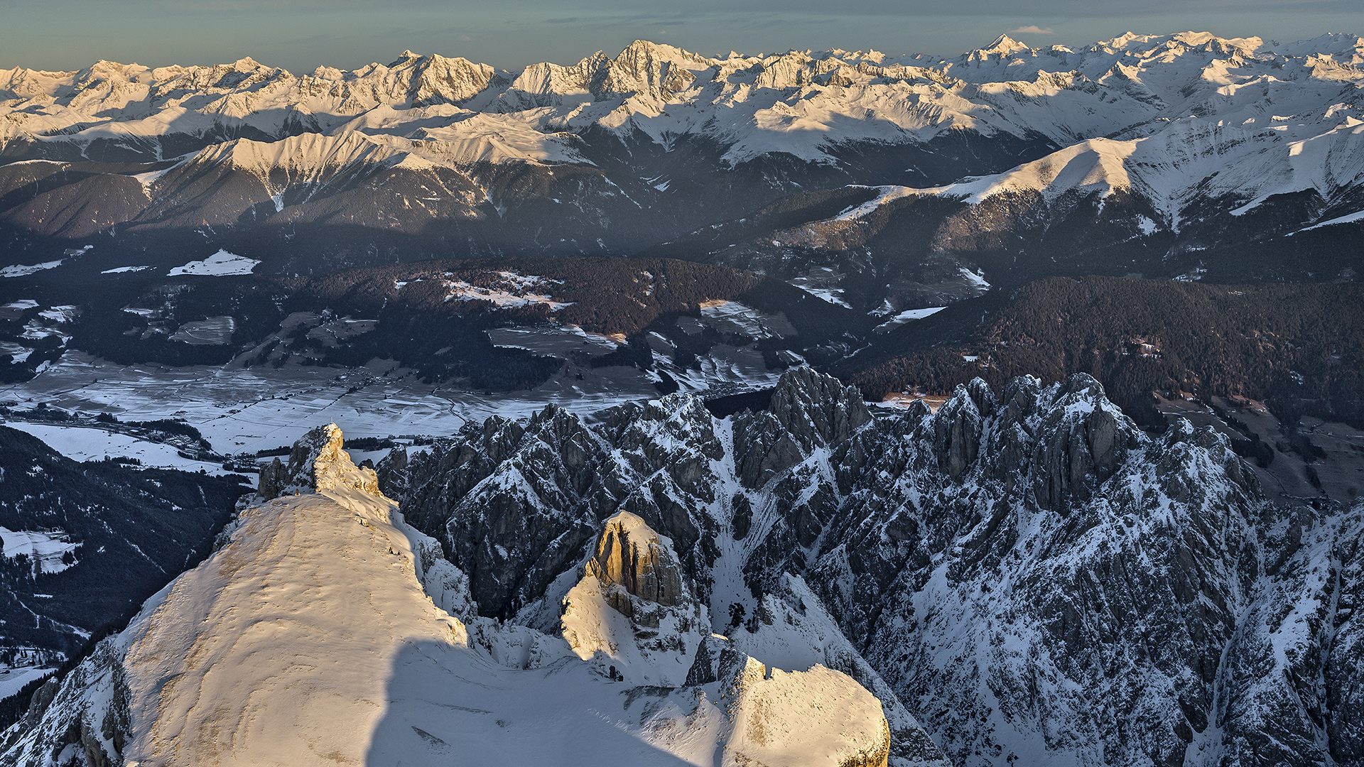 Hoch über den Sextener Dolomiten - Sonnenaufgang am Alpenhauptkamm.