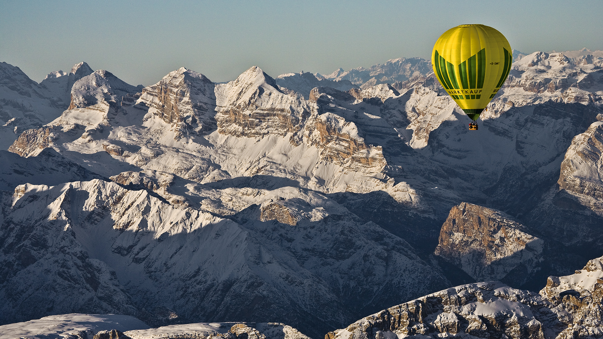 Marktkauf-Pilot Jens Klähn (Würzburg), im Hintergrund die drei Tofanen bei Cortina d'Ampezzo.