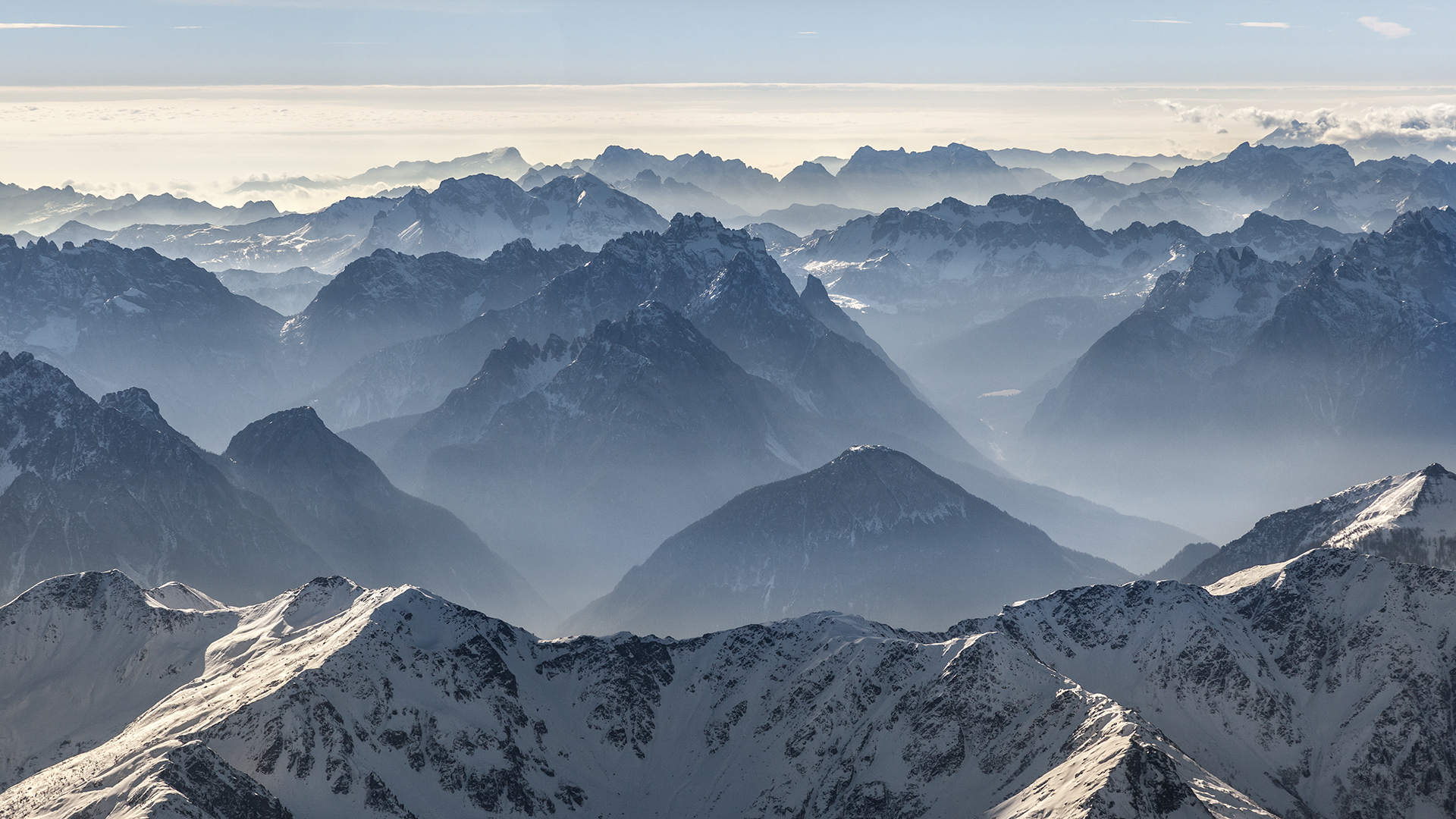 Fernblick zur Alpensüdseite und zur italienischen Tiefebene im Nebelmeer.