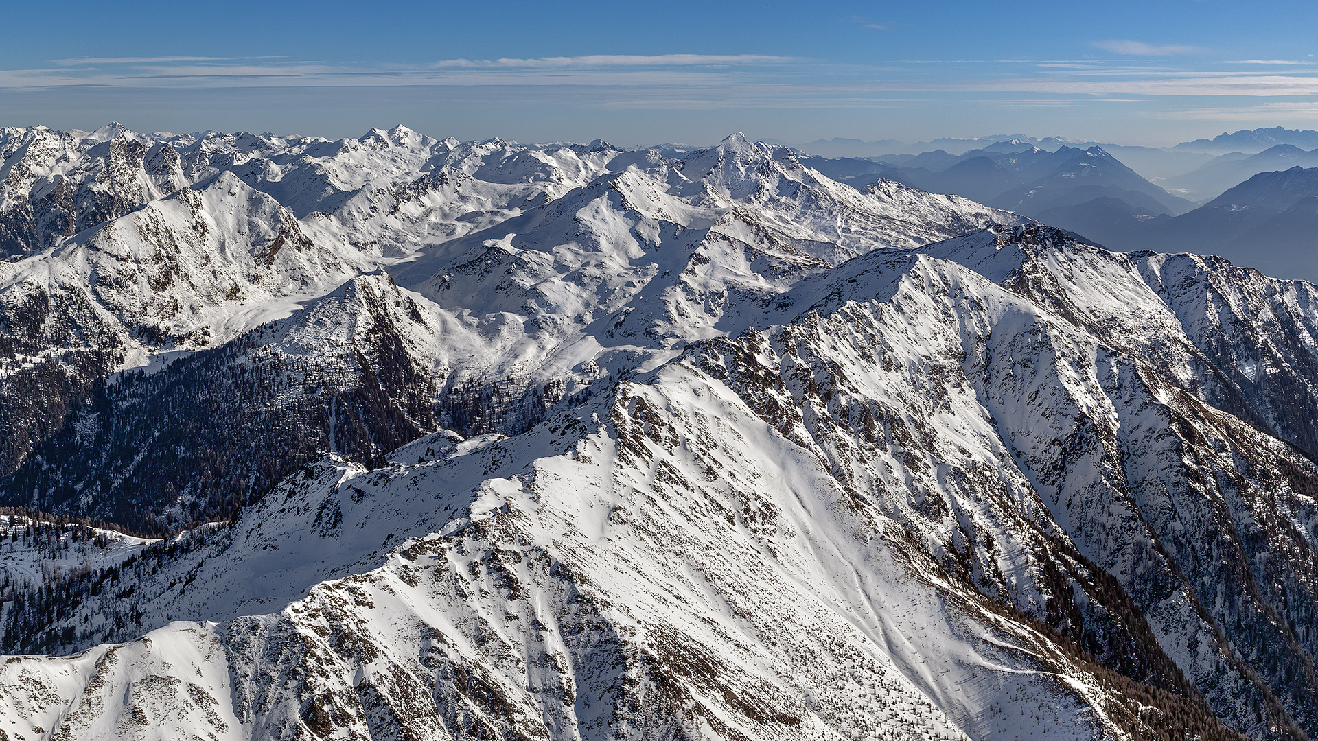Blick nach Osten zum Klagenfurter Becken und den Karawanken (am Bildrand rechts).