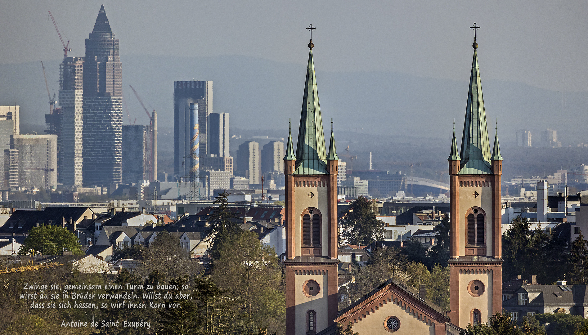 Kirdorfer Sankt Johannes-Kirche vor Frankfurter Skyline.