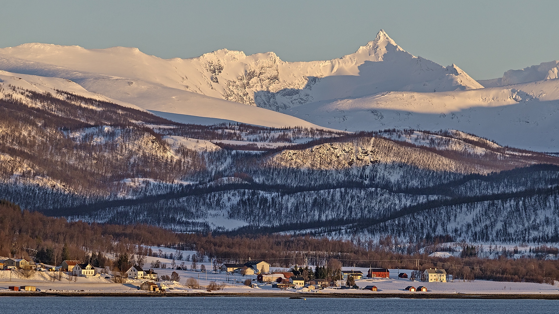 FJORDLANDSCHAFT zwischen TROMSÖ und SKJERVOY.