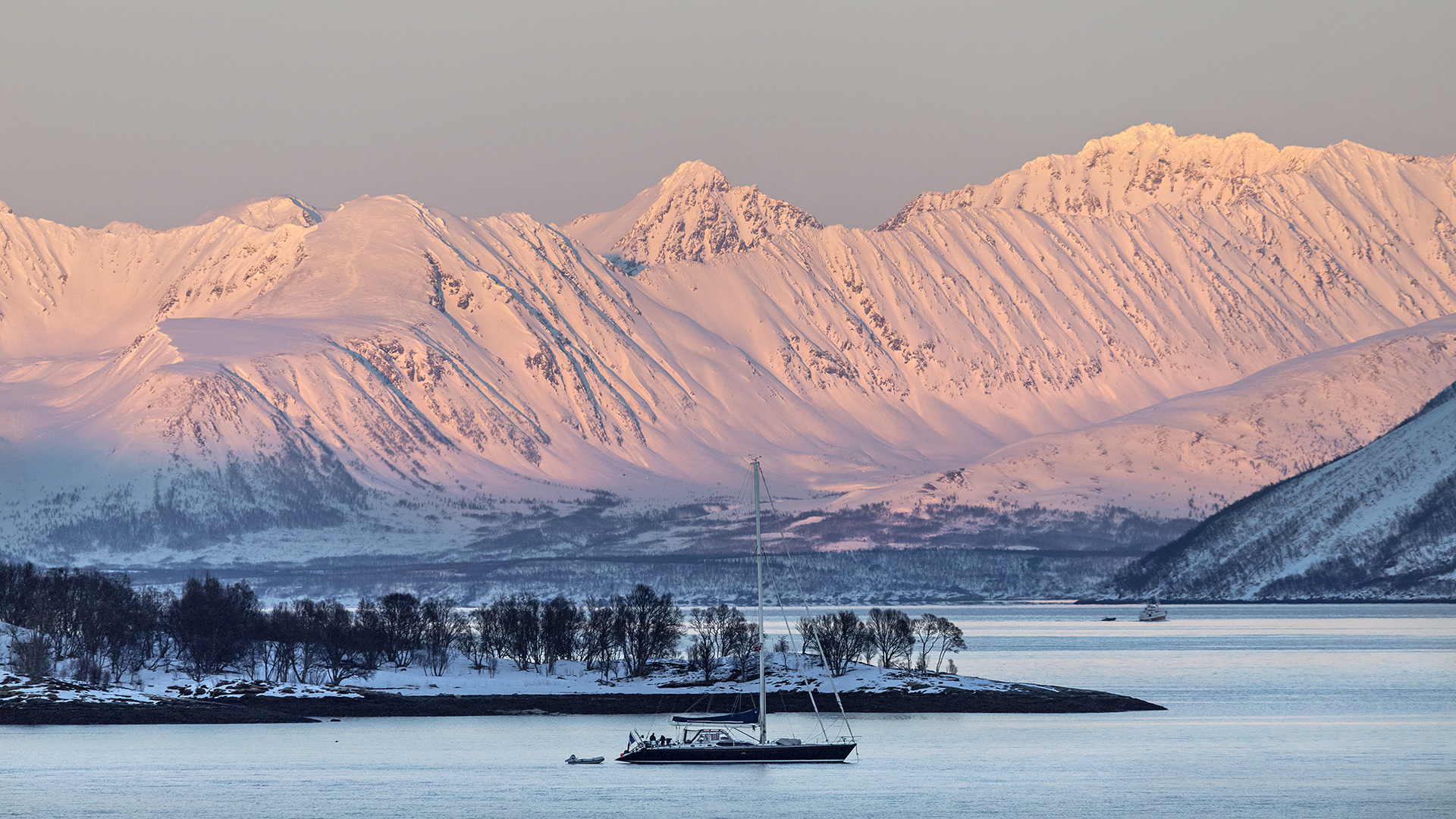 FJORDLANDSCHAFT zwischen TROMSÖ und SKJERVOY.