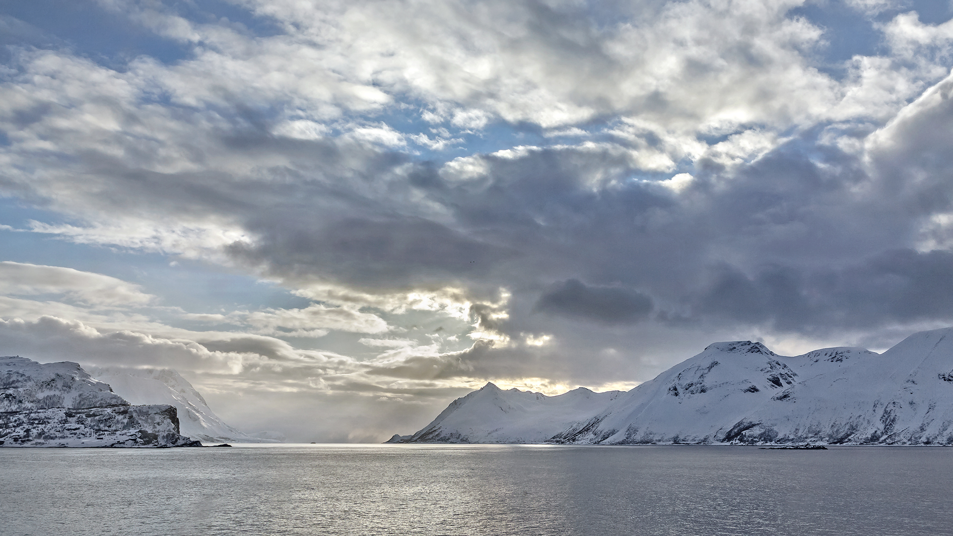 Fjordlandschaft zwischen Oksfjord und Hammerfest.