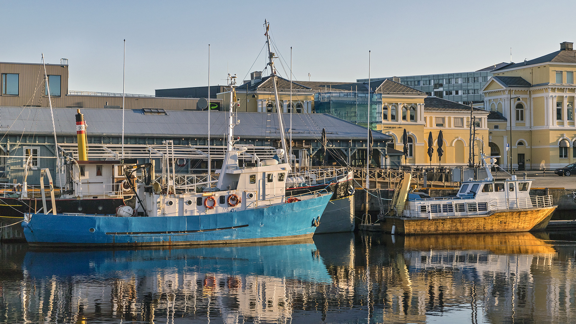 Frühes Morgenlicht im Hafen von Trondheim.