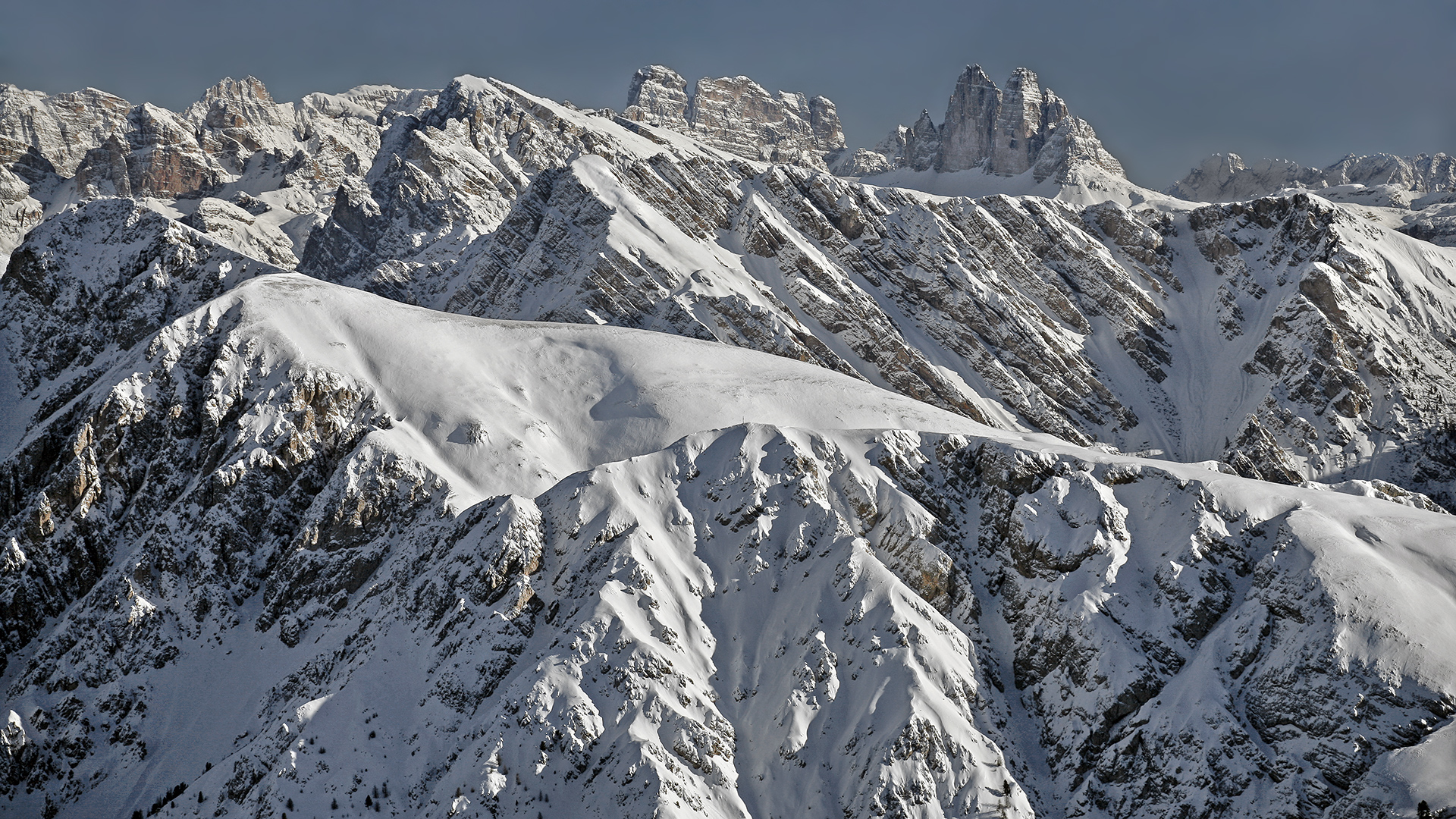 Winter in den Dolomiten, Fernblick zum Seekofel, zum Hohen Zwölfer und den Dreizinnen.