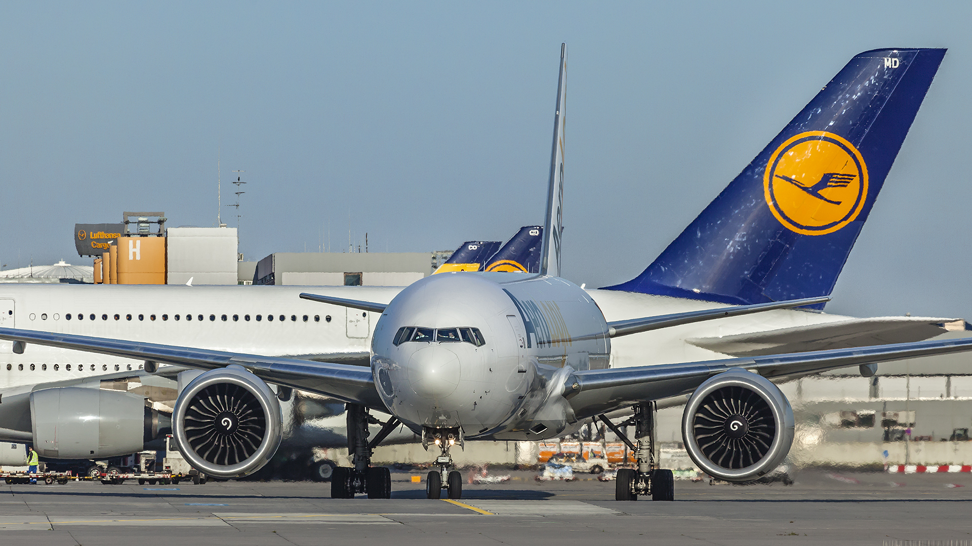 FRAPORT, Frachtverkehr - im Hintergrund ein Airbus A 380, mittlerweile ausgemustert.