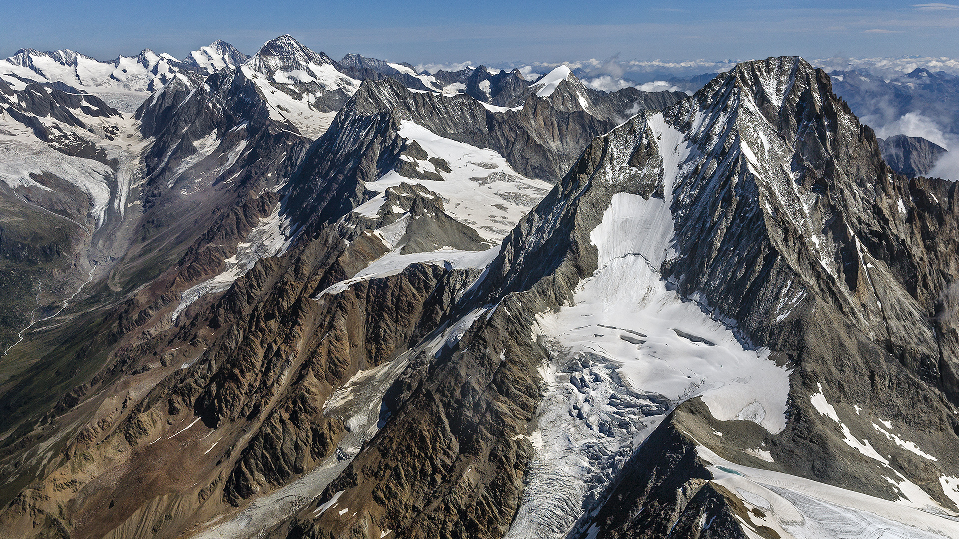 Bietschhorn (rechts) - Langgletscher. Berner Alpen-Hauptkamm.