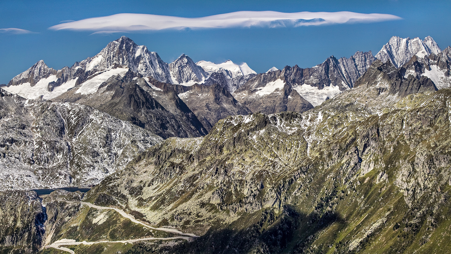 Berner Alpenkette mit Finsteraarhorn, Lauteraarhorn und Schreckhorn, fotografiert von der Furkastraße.
