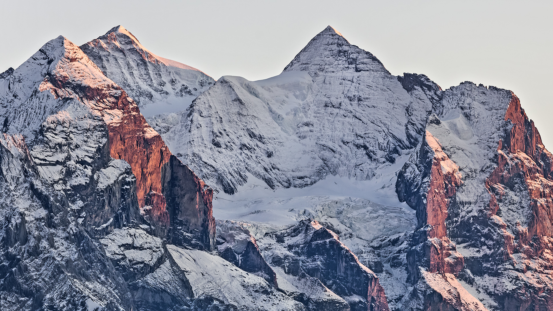 Wetterhorngruppe im späten Abendlicht.