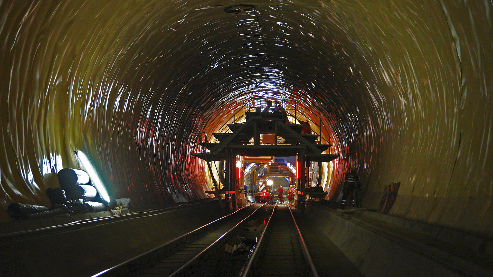 Oströhre, Auskleidung mit Abdichtungsfolie. Copyright: AlpTransit Gotthard AG, Luzern.