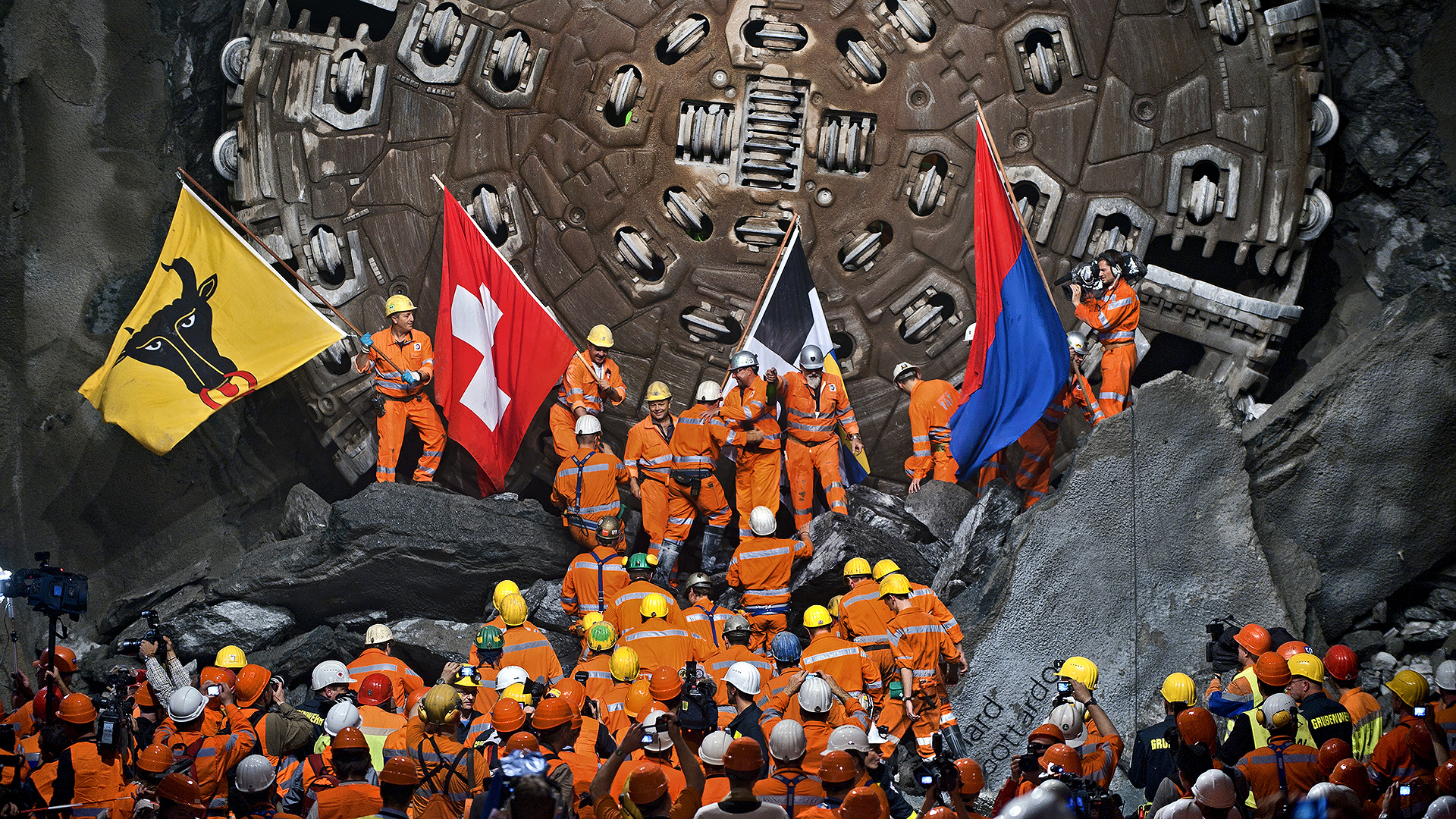 Gotthard-Basistunnel, Hauptdurchschlag Sedrun; URI meets TESSIN.