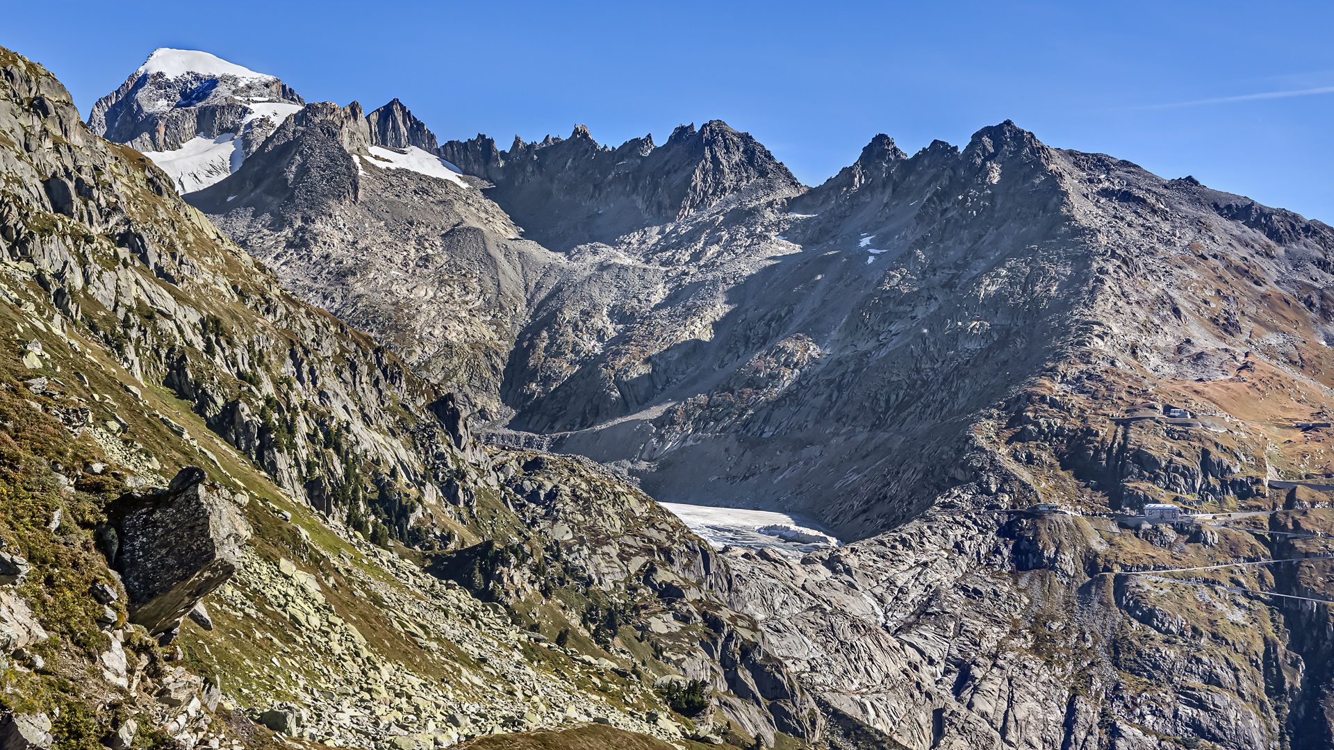 Grimselperspektive: Rhonegletscher mit Gipfel des Dammastock, Furkastraße und Hotel Belvedere (2012).