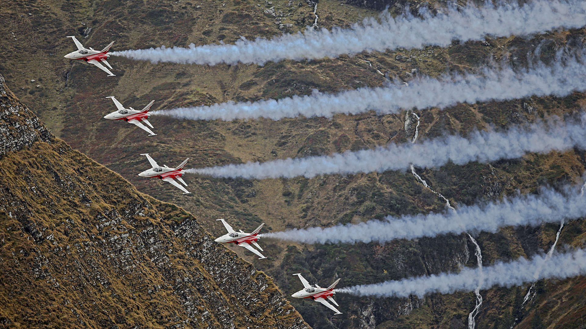 Des Tiger F-5 de la Patrouille Suisse lors d’une démonstration aérienne dans les montagnes.