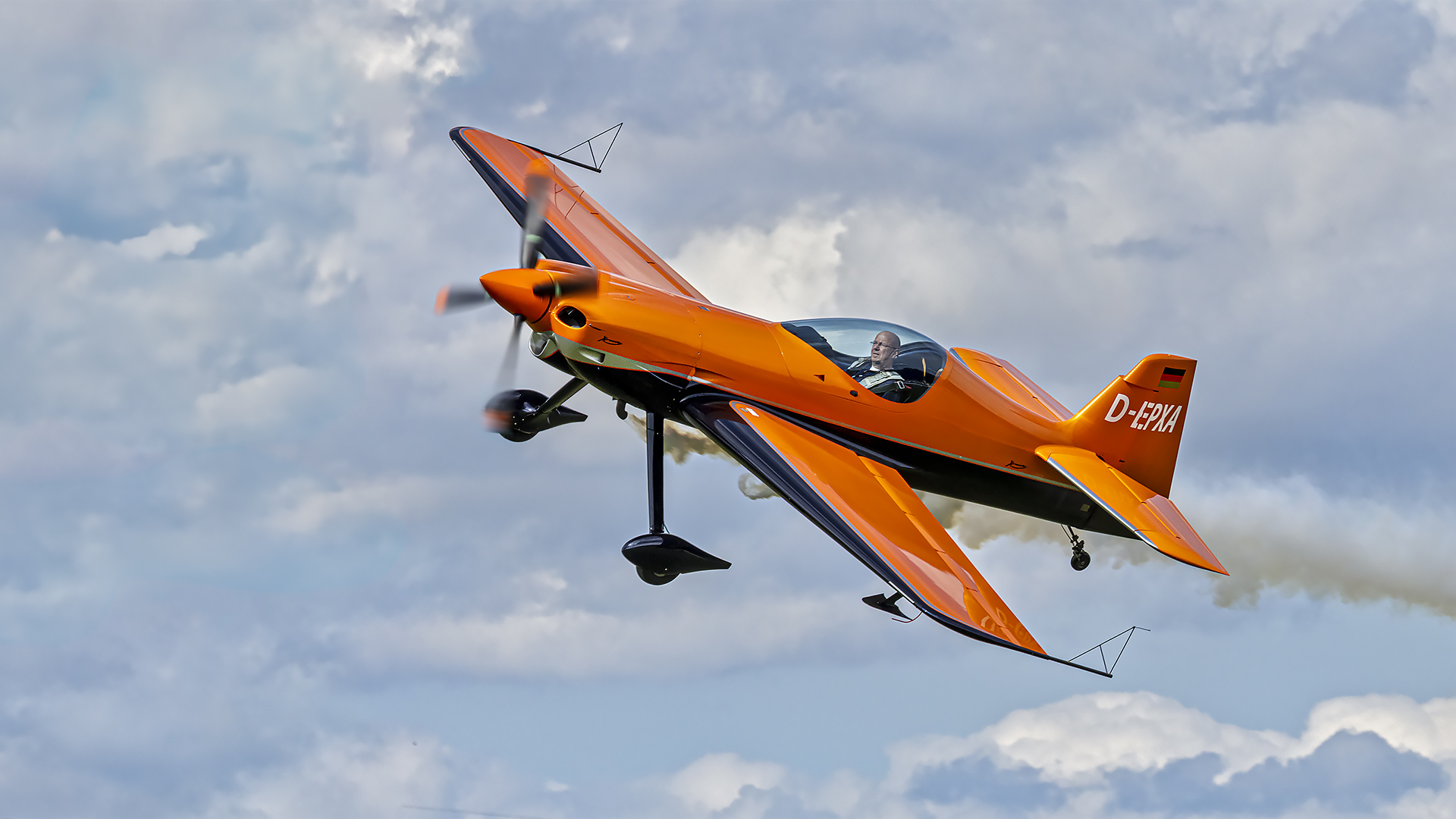 Taunusflugfest LSC Bad Homburg 2023: XtremeAir Sbach 300 Kunstflugmaschine geflogen von Lufthansa-Flugkapitän Uli Pade.