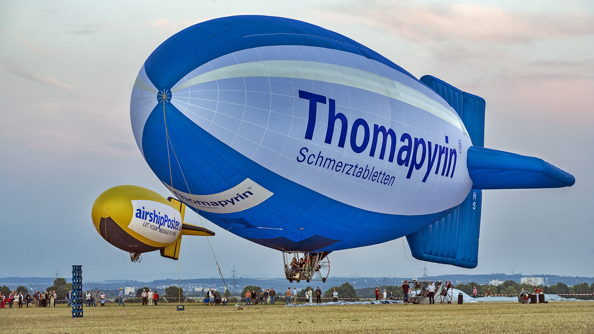 Auch ein SCHIFF, das nicht im Wasser, sondern in der Luft fährt - nicht fliegt.