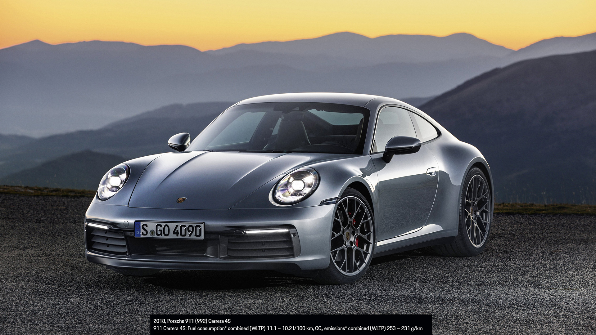 PORSCHE Carrera 911 - Der unsterbliche Klassiker in immer neuen Variationen. Copyright: Dr. Ing. hc. Ferdinand PORSCHE AG, Stuttgart.