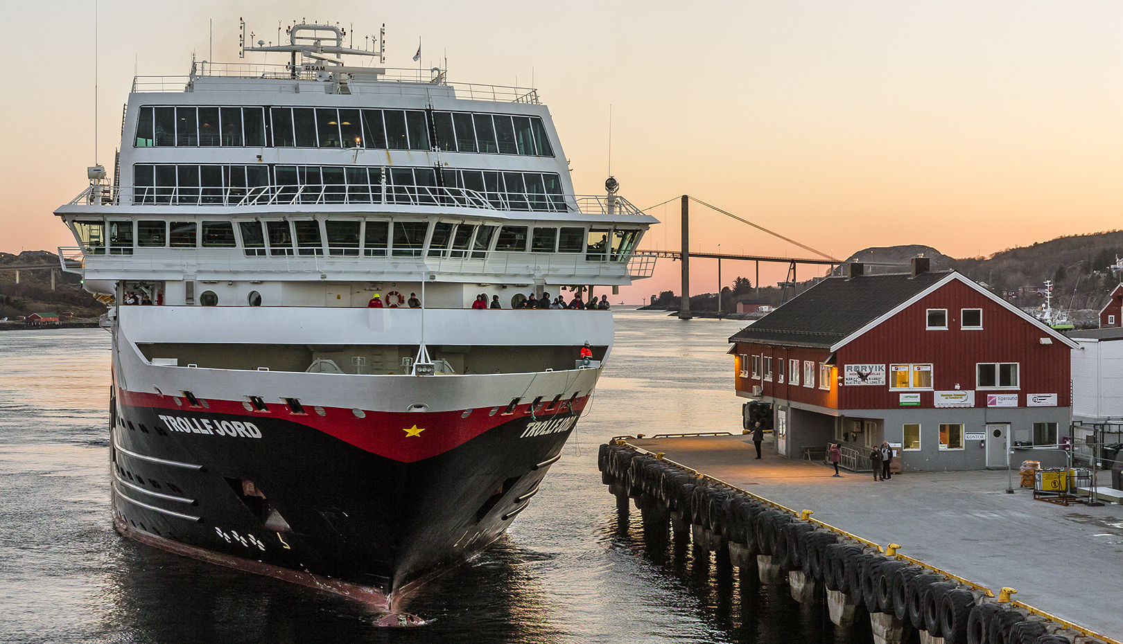 MS Trollfjord im Hafen von Rorvik.