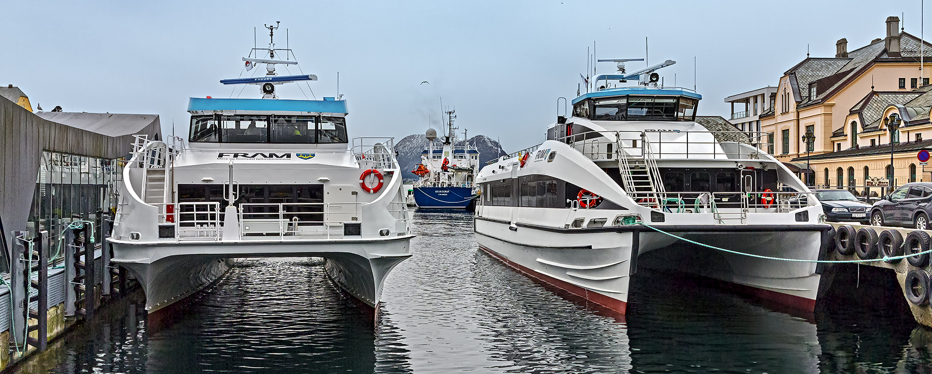 Express-Fähren mit Jet-Antrieb im Hafen von Alesund.