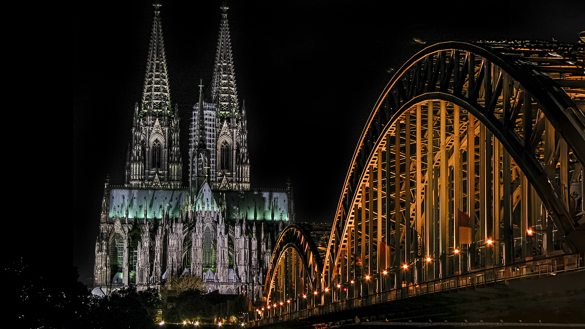 Kölner Dom mit Hohenzollernbrücke.