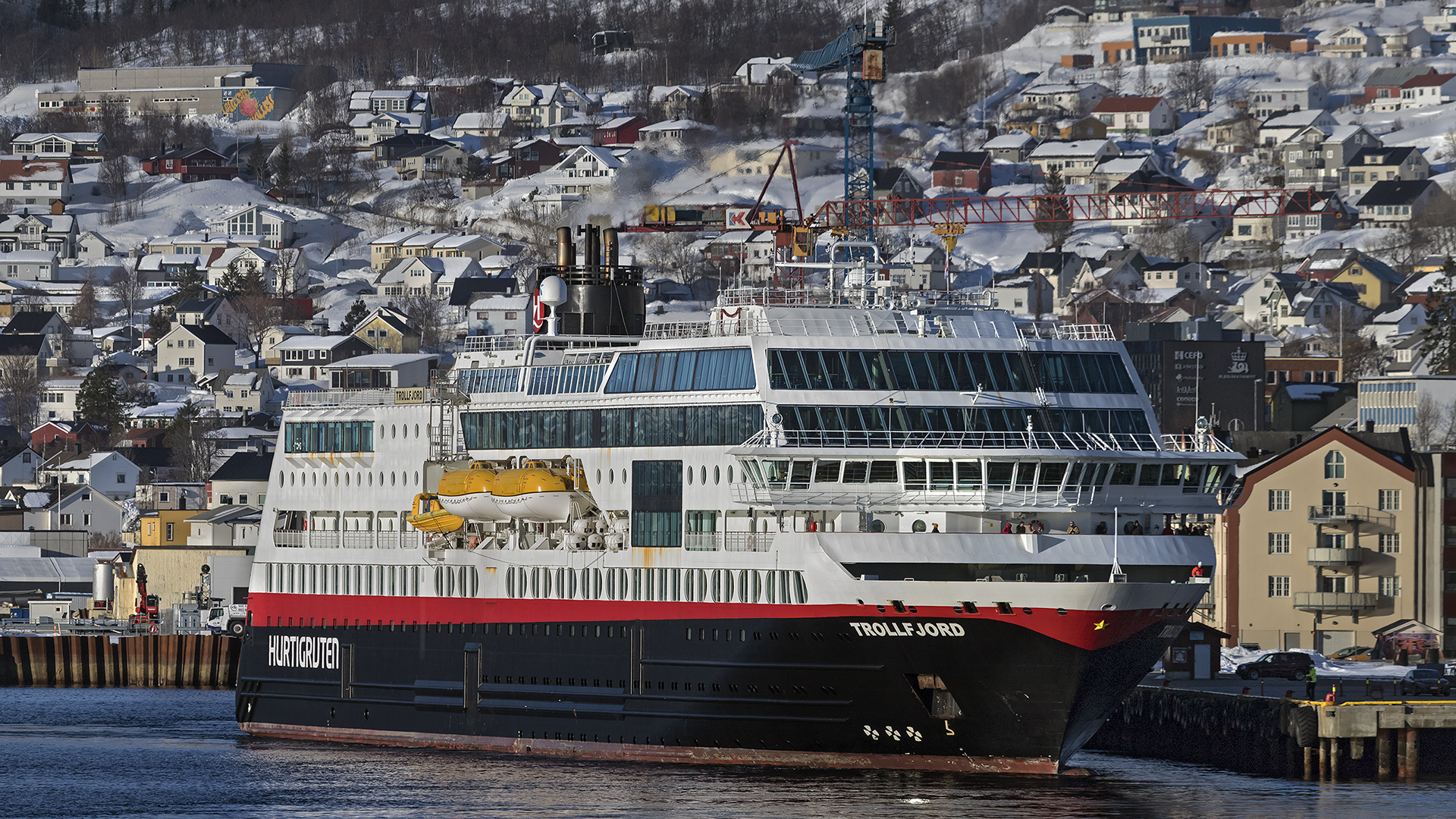 MS Trollfjord im Hafen von Harstad.