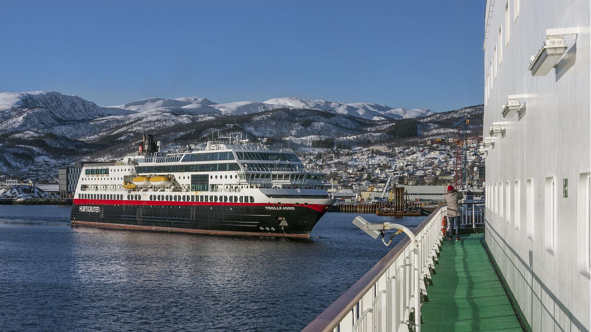 https://www.hurtigruten.com/de-de/schiffe/ms-trollfjord Pars pro toto, ein Schiff der neuen Generation: MS Trollfjord im Hafen von Harstad.