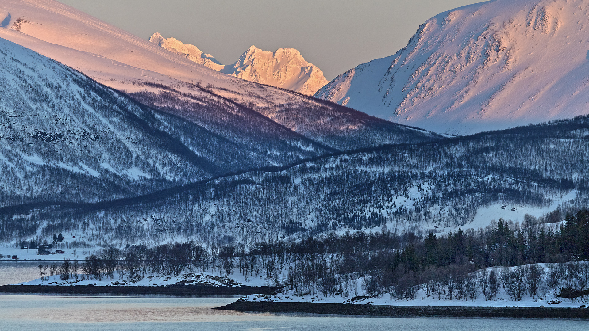 FJORDLANDSCHAFT zwischen TROMSÖ und SKJERVOY.