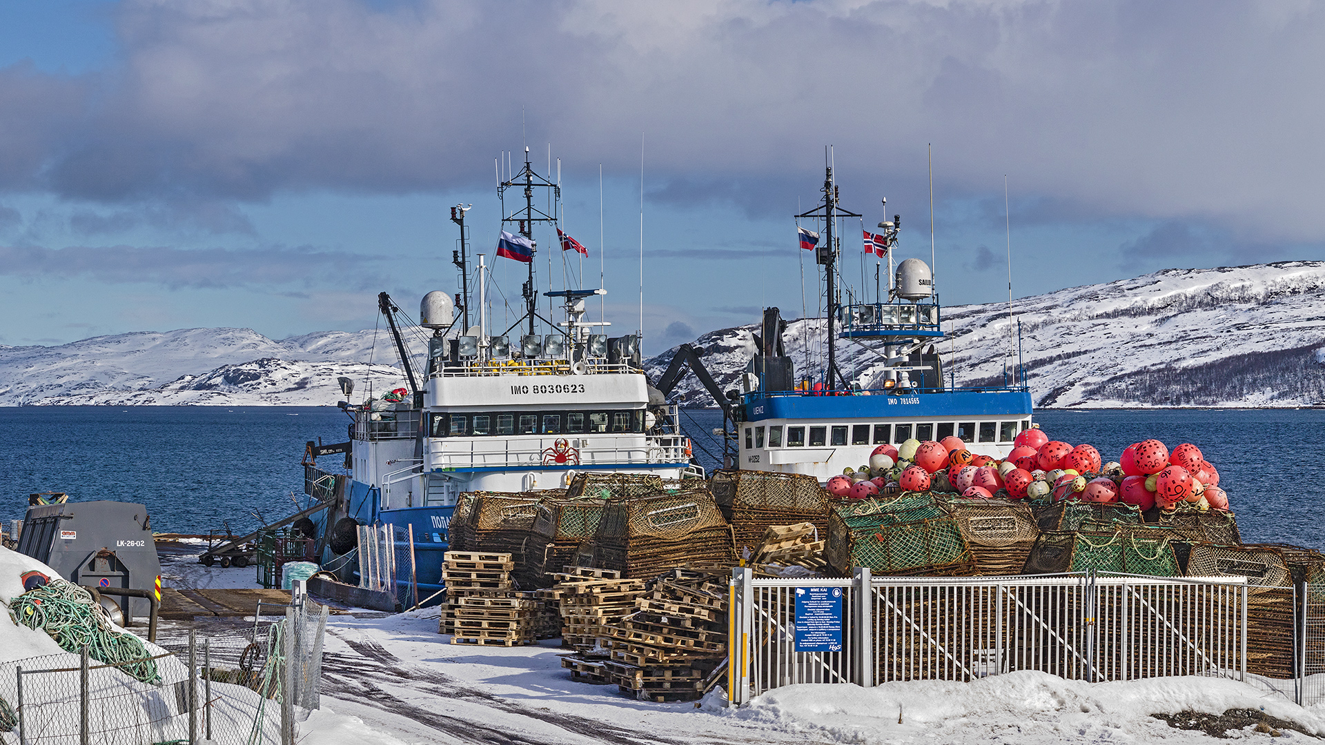 Russische Krabbenfischerboote im Hafen von Kirkenes.