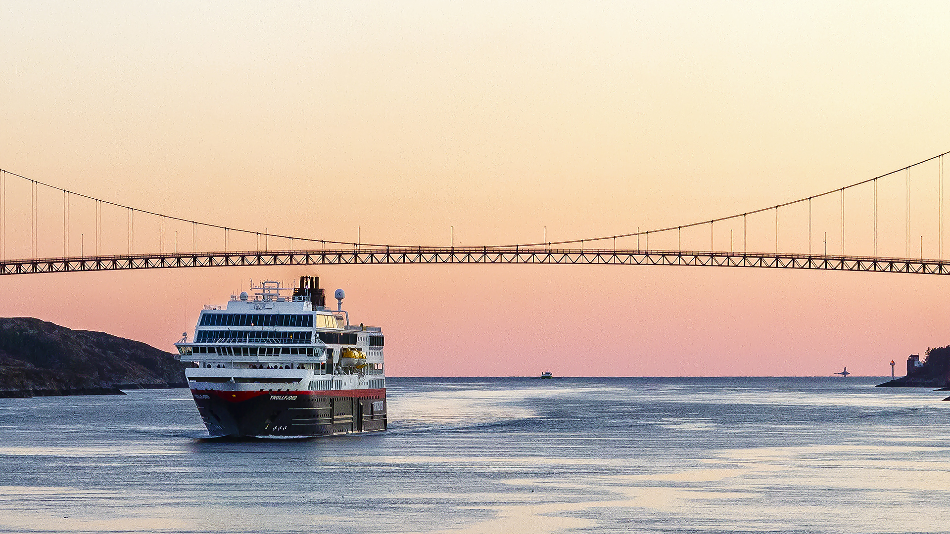 MS Trollfjord im Hafen von Rorvik.