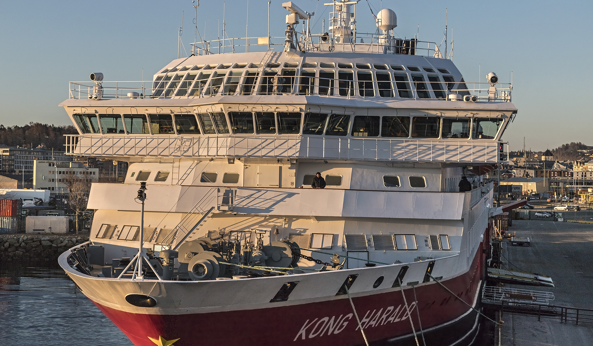 https://www.hurtigruten.com/de-de/schiffe/ms-kong-harald Schwesterschiff MS Kong Harald auf Südkurs liegt bereits am Kai.