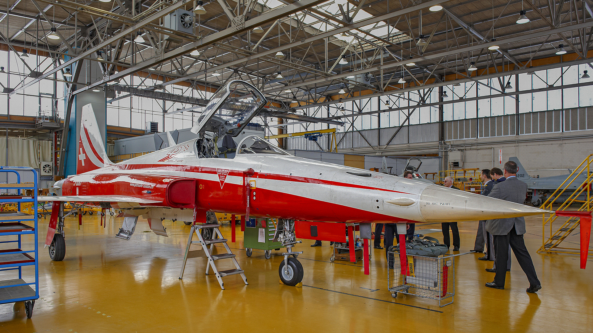Tiger F-5E der Patrouille Suisse in einem Hangar in Emmen. 