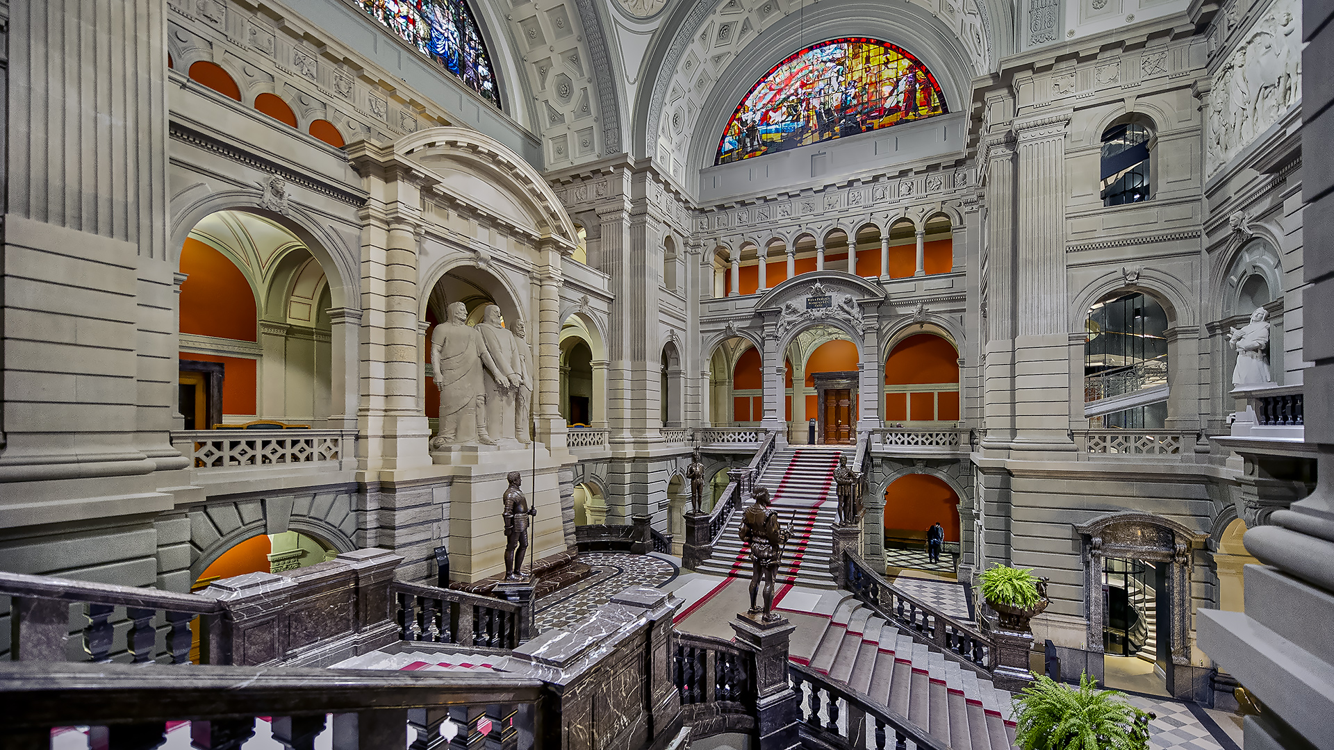 Bundeshaus Bern - Escaliers et statues dans le Hall de la coupole.