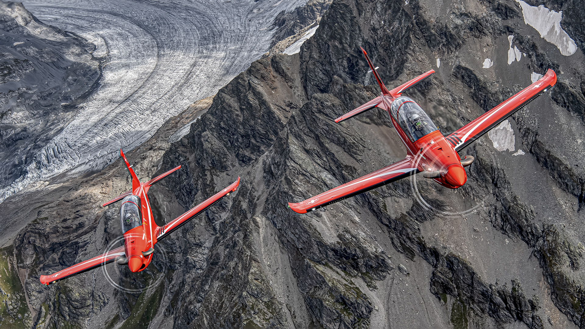 PS PC-7 Team - Pilatus PC 21 - Ausbildungsflugzeug. Luftkampf-, Blind- und Kunstflugschulung. Berge, Gletscher, Air-to-air. 