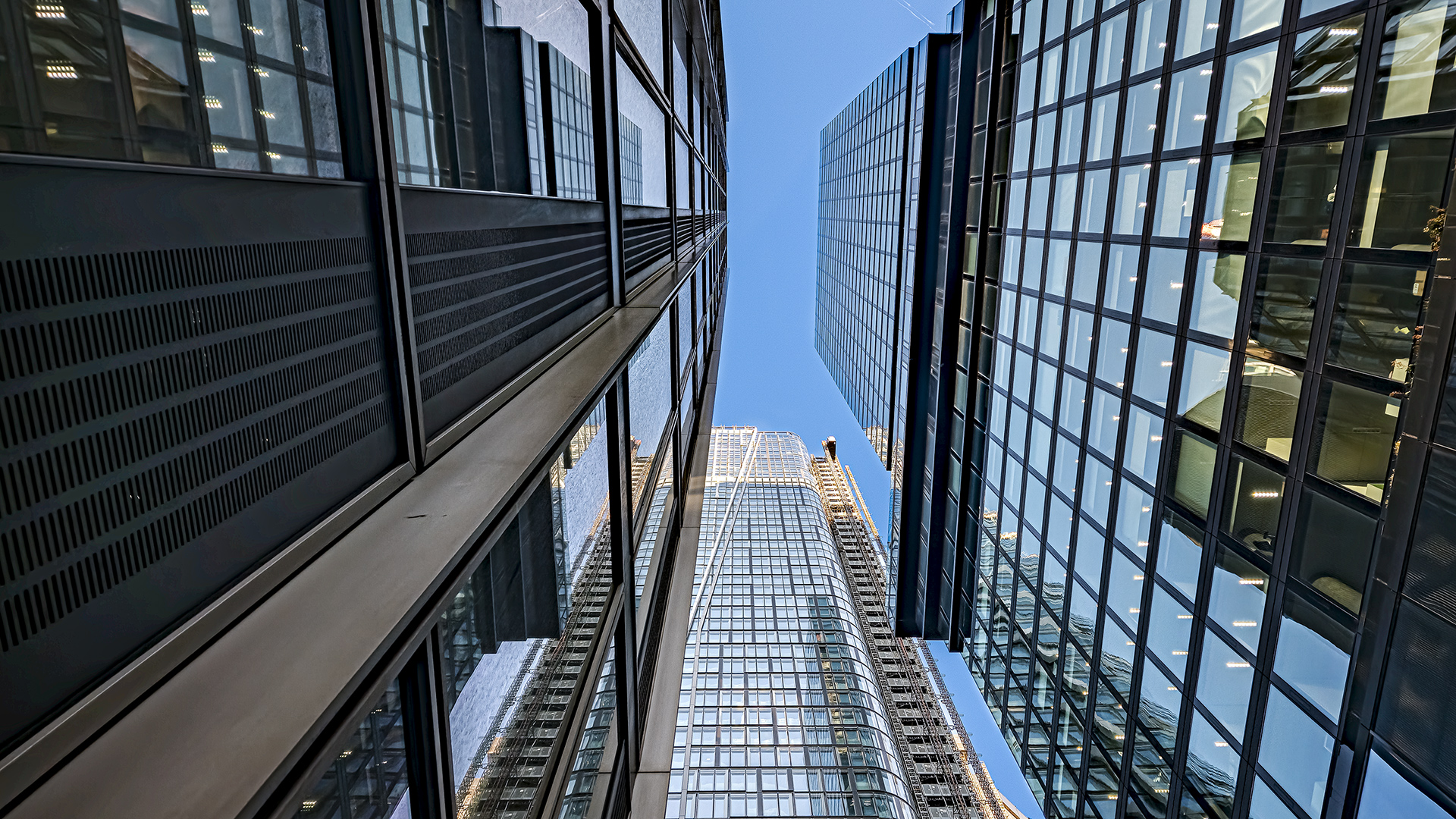 Frankfurt am Main, Bankenviertel, Errichtung neuer Hochhaustürme, ein kleines Luftloch muss genügen.