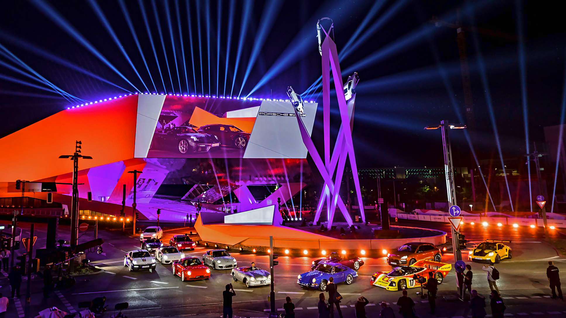 Spektakuläre Jubiläumsshow auf dem S-Zuffenhäuser PORSCHEPLATZ.