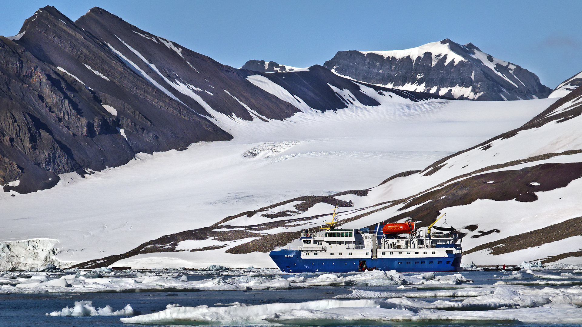 Svalbard/Hornsund: MS Quest im Treibeis.