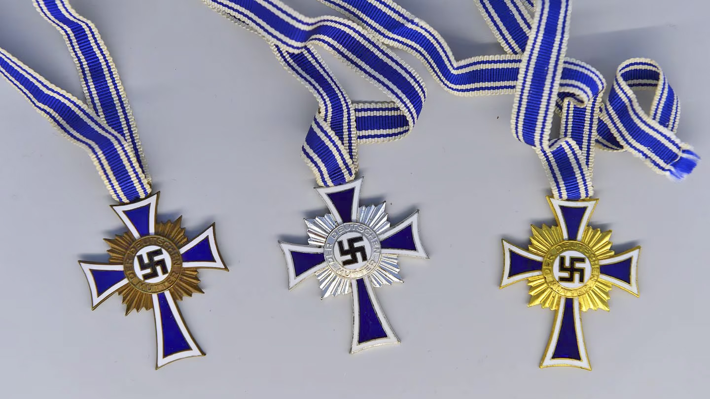 https://www.swr.de/swrkultur/wissen/swr2-zeitwort-20191216-adolf-hitler-stiftet-das-mutterkreuz-100.html Mutterkreuz in Bronze (4 Kinder)
