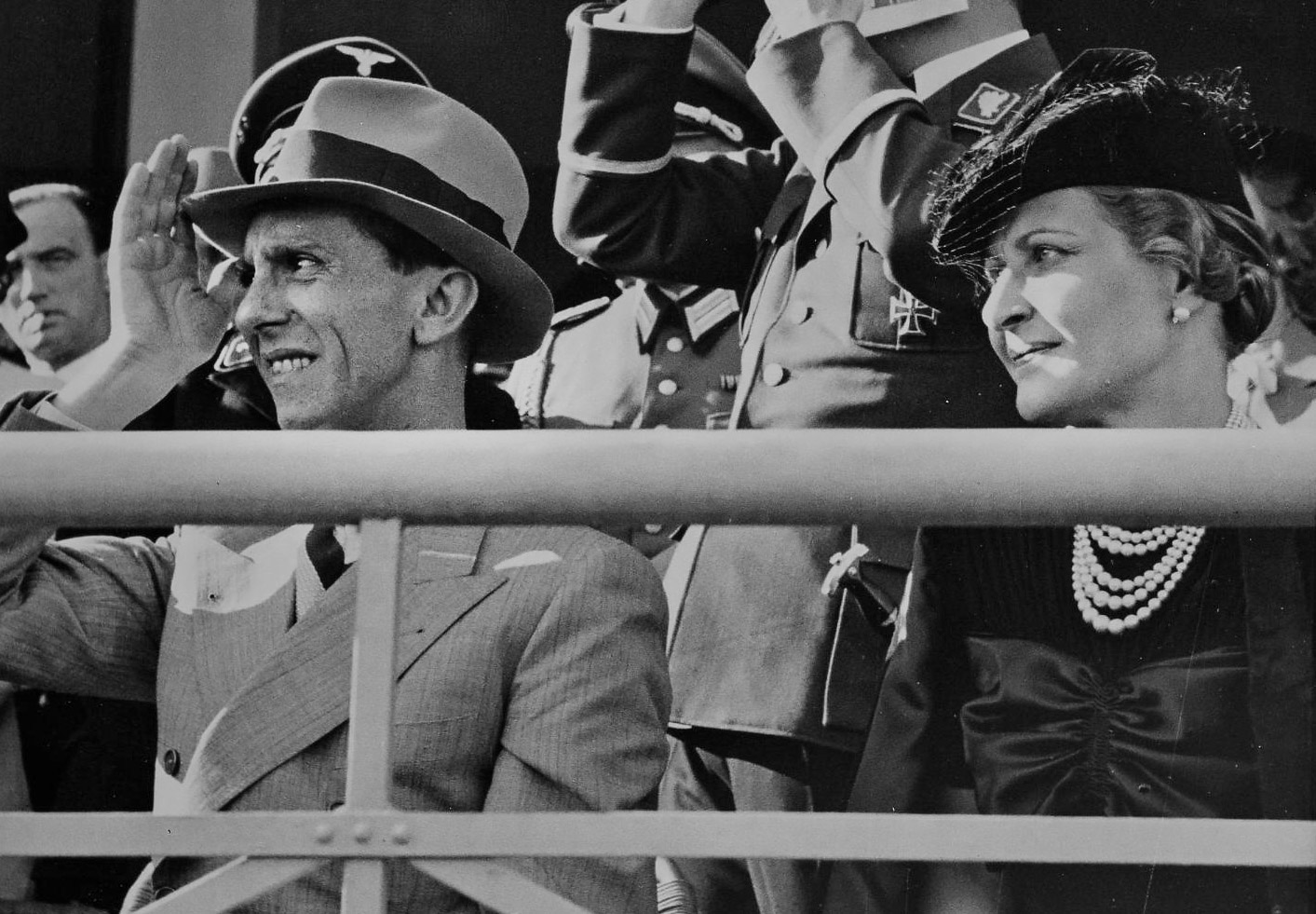 Joseph Goebbels und Magda Goebbels als Zuschauer auf der Rennbahn