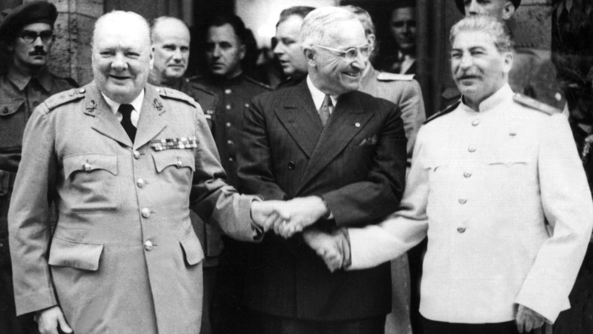 1945 reichten sich US-Präsident Truman und Stalin noch die Hand - zwei Jahre später leitete die "Truman-Doktrin den Beginn des Kalten Krieges ein.