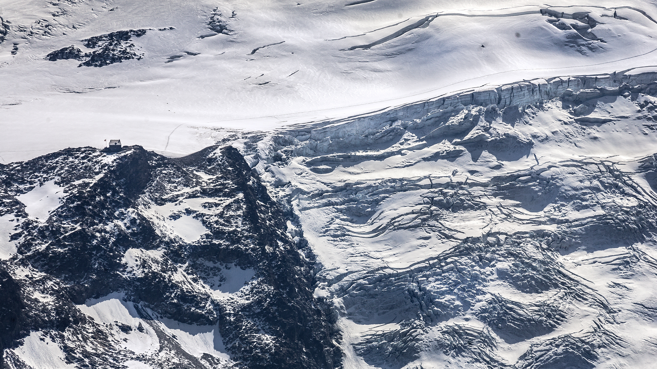 Steingletscher mit Tierbergli-Hütte.