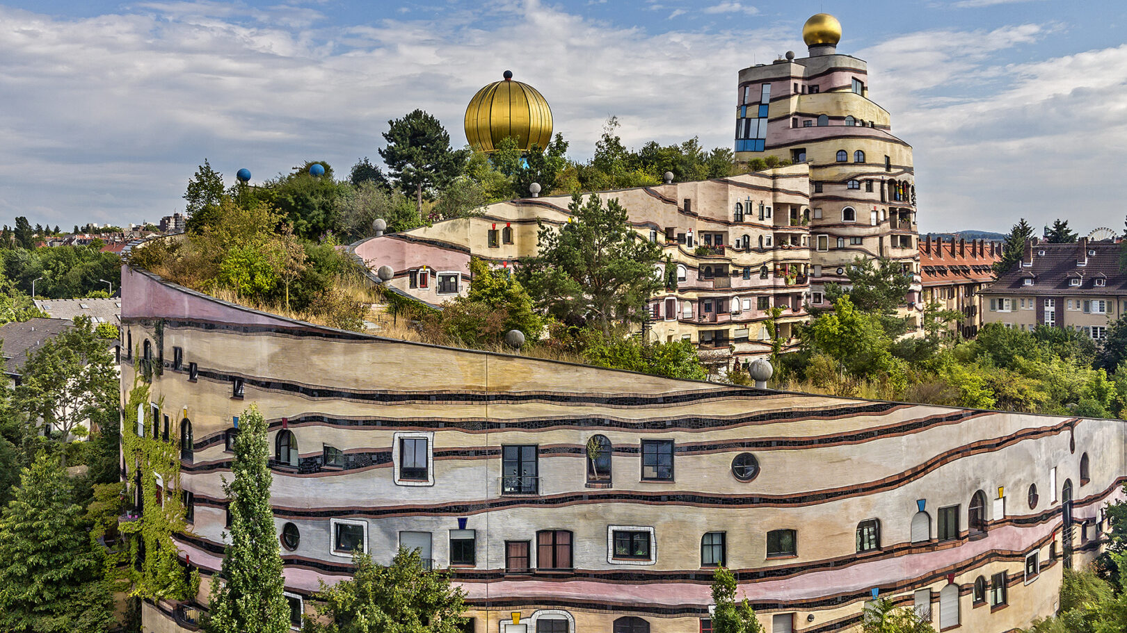 Wohnanlage Waldspirale in Darmstadt konzipiert von Friedensreich Hundertwasser.