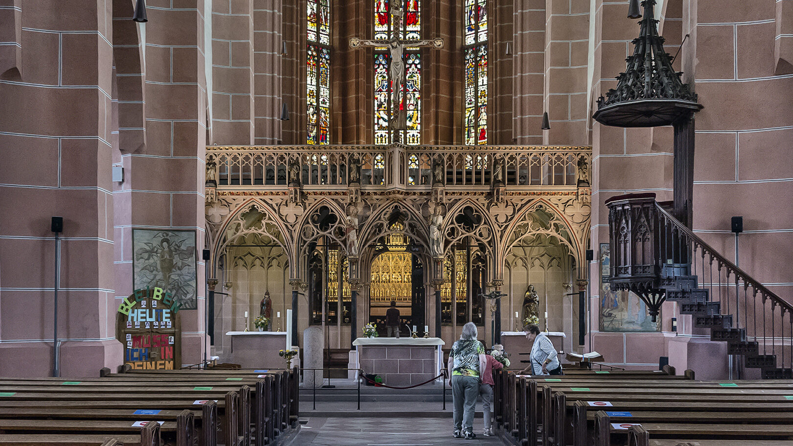 Liebfrauenkirche in Oberwesel: Lettner mit Durchblick auf den Hochaltar.