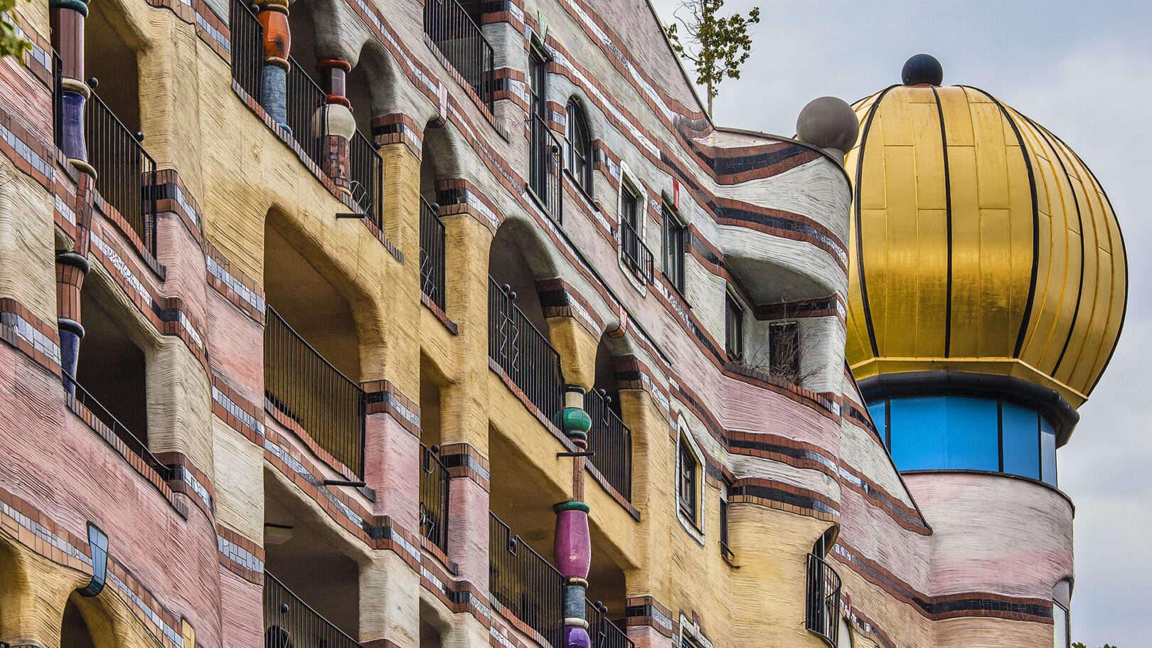Wohnanlage Waldspirale in Darmstadt konzipiert von Friedensreich Hundertwasser.