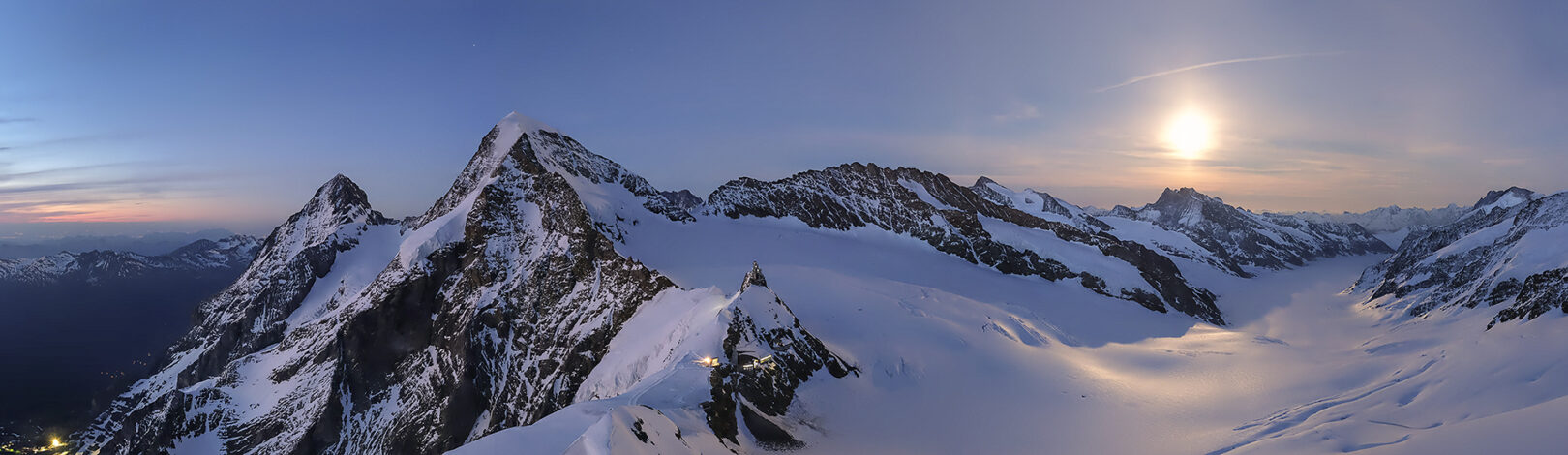 Standort Jungfrau Ostgrat: Nacht im Berner Oberland - Eiger, Mönch, Jungfraujoch und der Aletschgletscher bei Mondschein.
