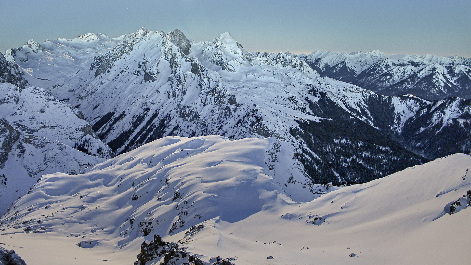 Ausblick von der Meiler-Hütte des DAV Richtung Zugspitze: <a href="https://www.alpenverein-gapa.de/berghuetten/meilerhuette.html" target="_blank" rel="noopener">https://www.alpenverein-gapa.de/berghuetten/meilerhuette.html</a>